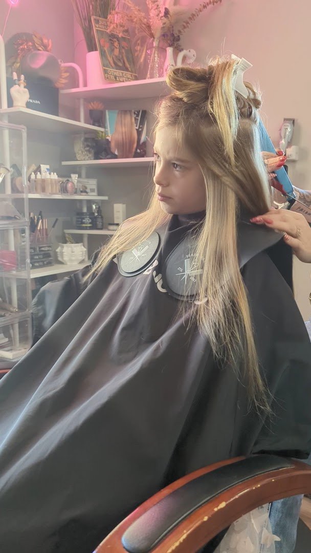 Salon de coiffure with styling chairs and mirrors.